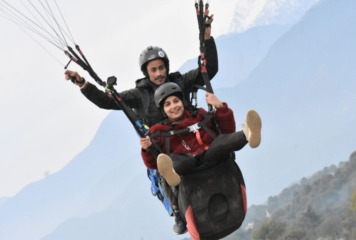 Vidya Balan Enjoy Paragliding News: actress Vidya Balan enjoys paragliding in bir billing himachal, see pics