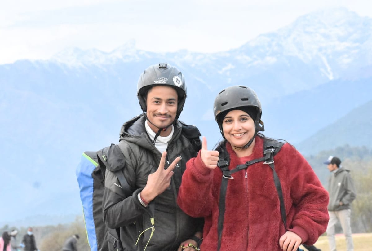Vidya Balan Enjoy Paragliding News: actress Vidya Balan enjoys paragliding in bir billing himachal, see pics
