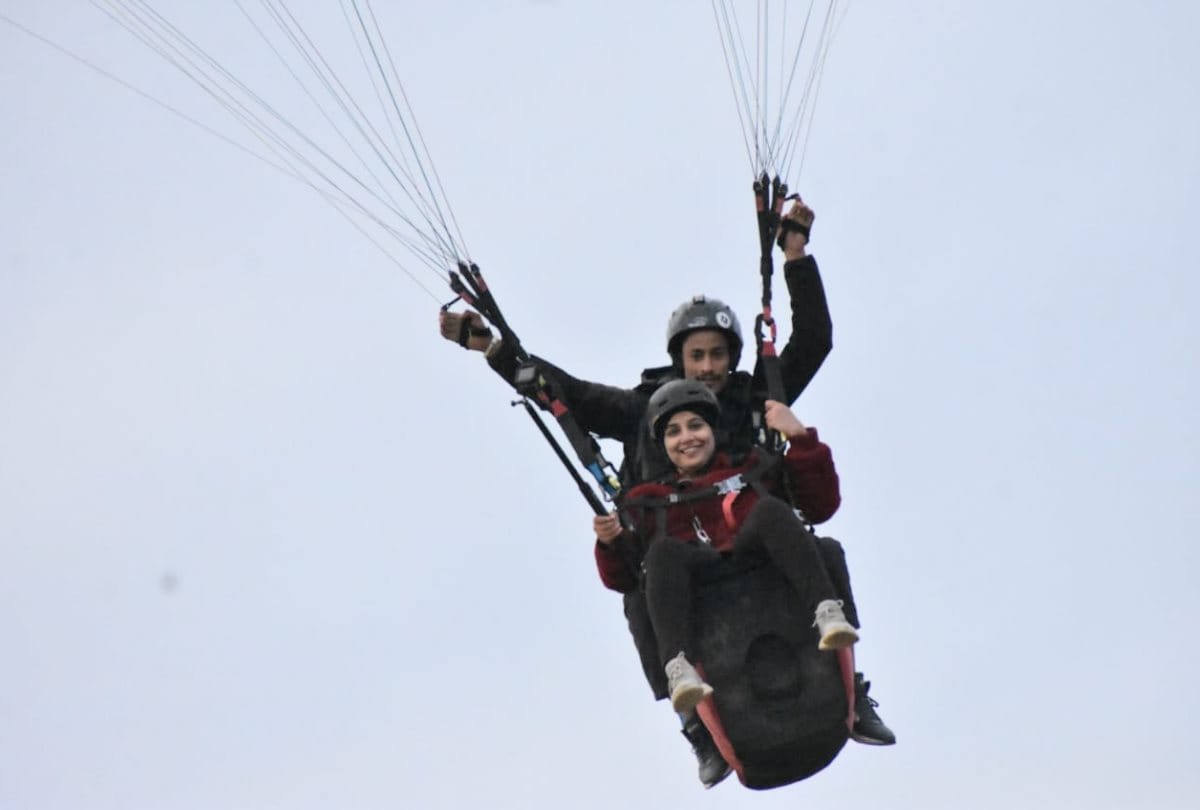 Vidya Balan Enjoy Paragliding News: actress Vidya Balan enjoys paragliding in bir billing himachal, see pics