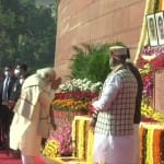 शहीदों को श्रदंधांजलि देते पीएम मोदी