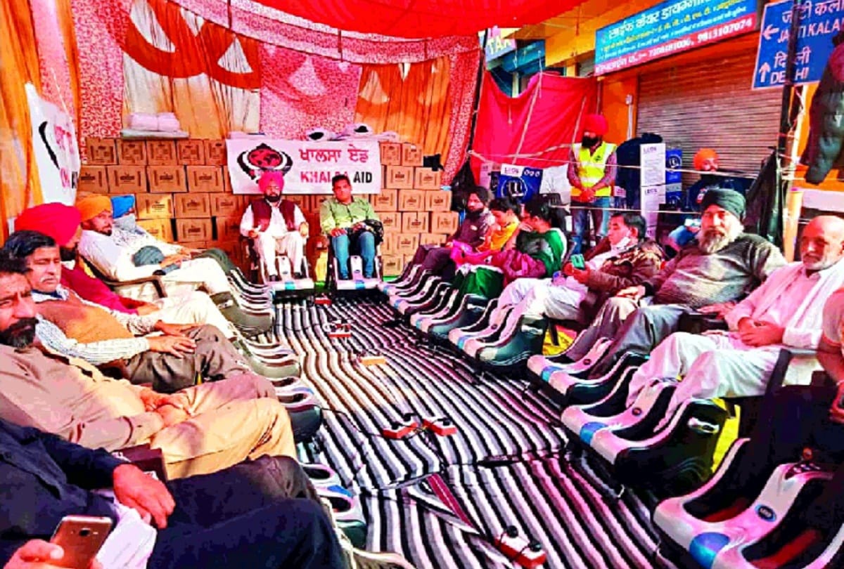 langar of blankets brushes and footwear on the delhi borders