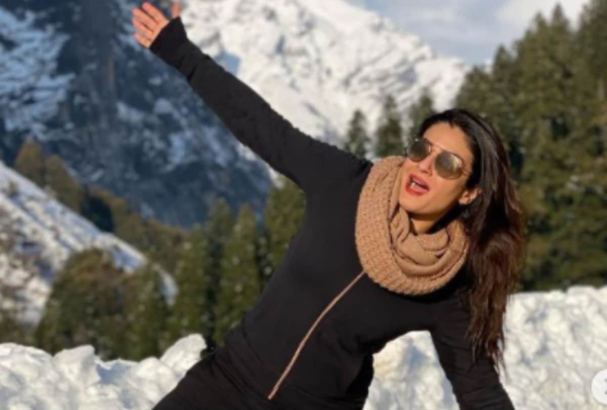 Raveena tandon enjoying snowfall like shah rukh khan in himachal