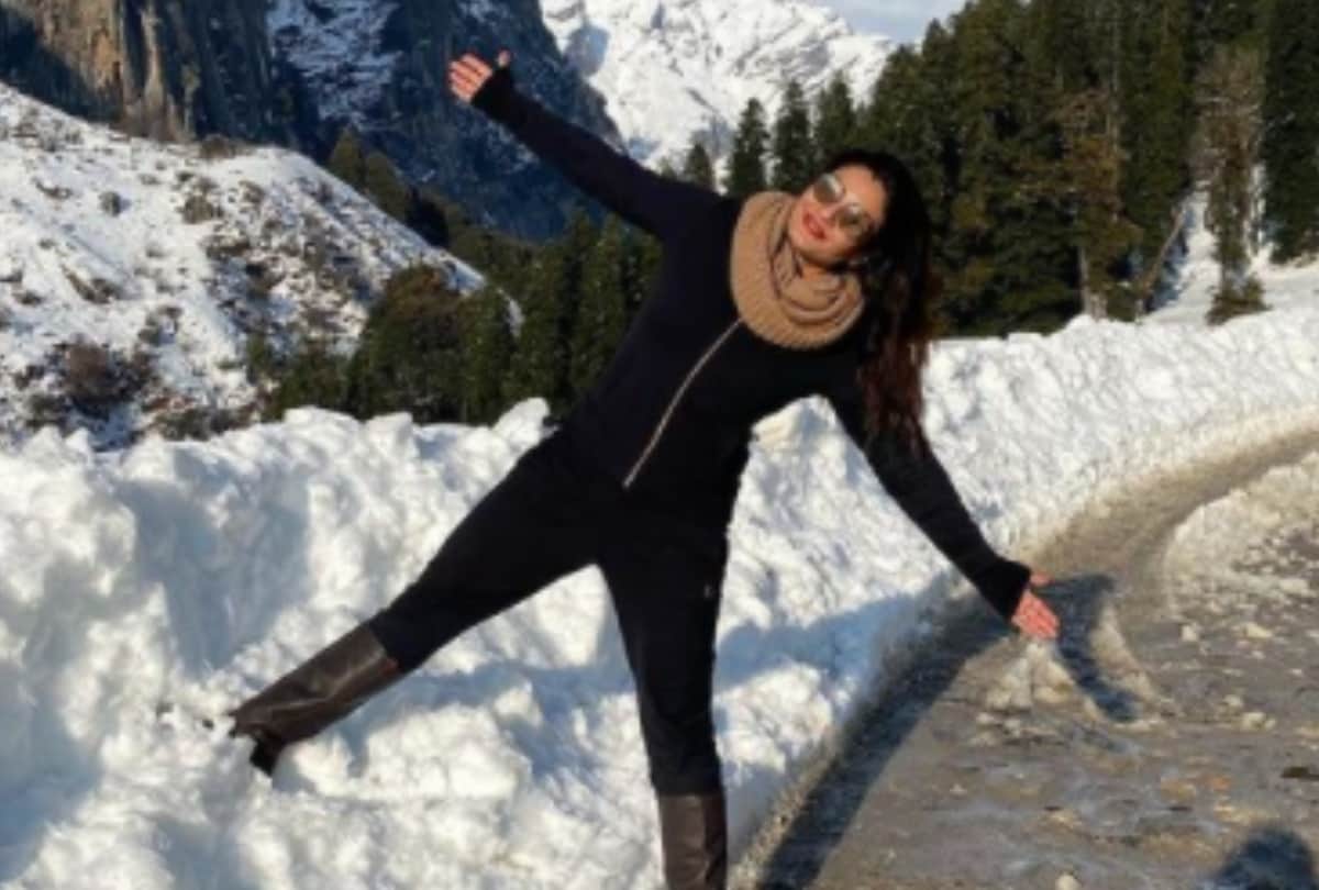 Raveena tandon enjoying snowfall like shah rukh khan in himachal