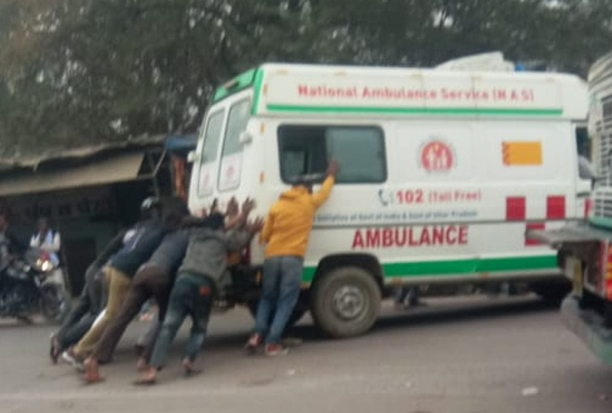 ambulance carrying a pregnant, stopped on the way