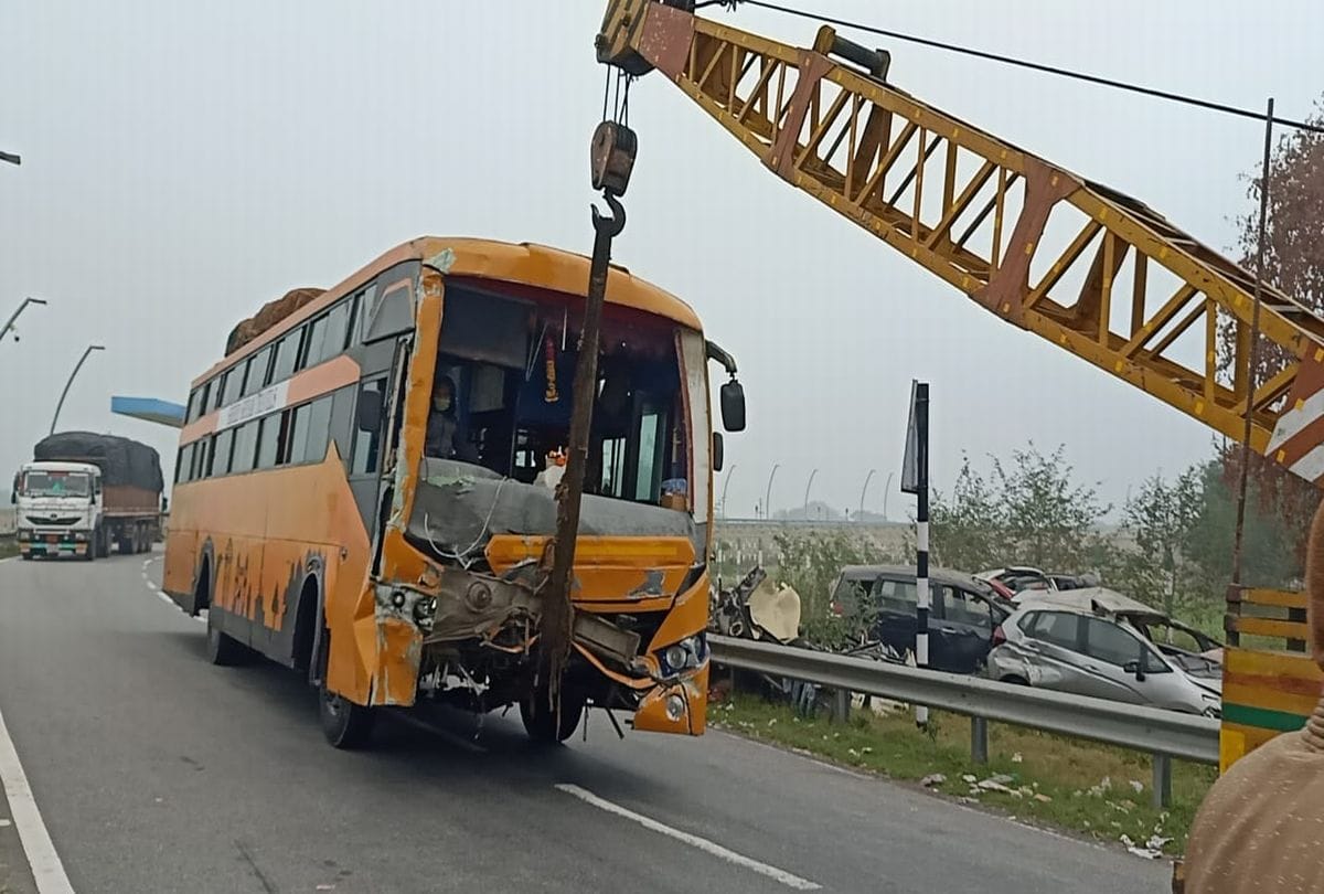 Accident At Agra Lucknow Express Way Due To Fog Four Vehicle Collided
