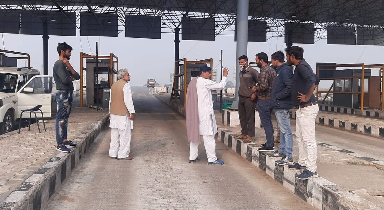 Farmers break the barigades and make KMP toll free