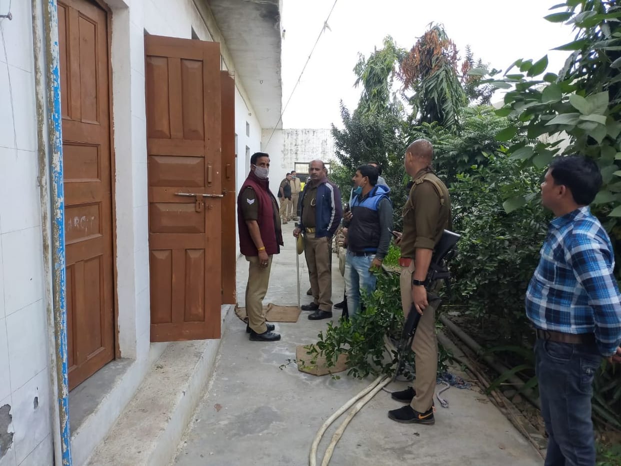 Theft of five lakhs by breaking the lock of the house