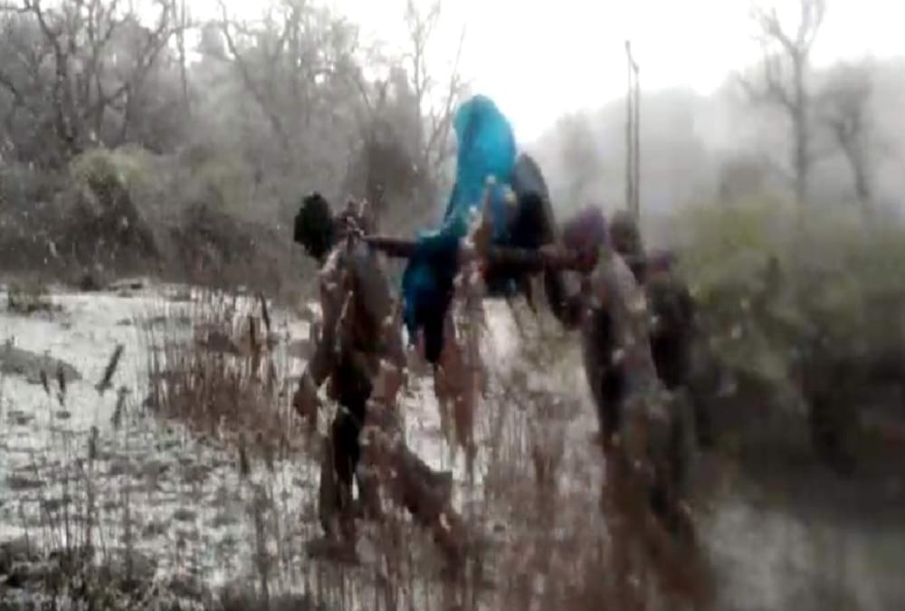 Uttarakhand Snowfall News: Villagers Carry Sick Woman on Soldiers and walked 18 Kilometers for admit in Hospital