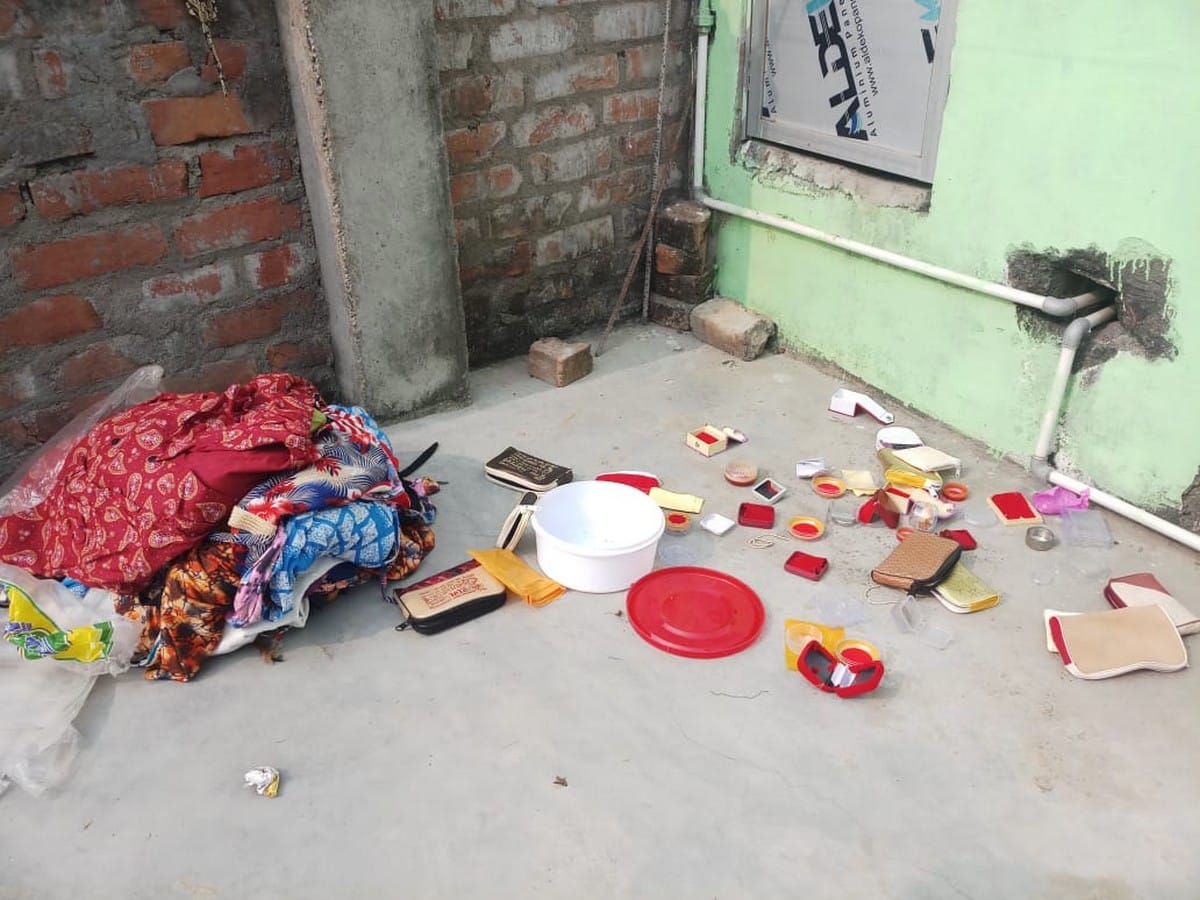 theft in two house jwellery in chandauli up
