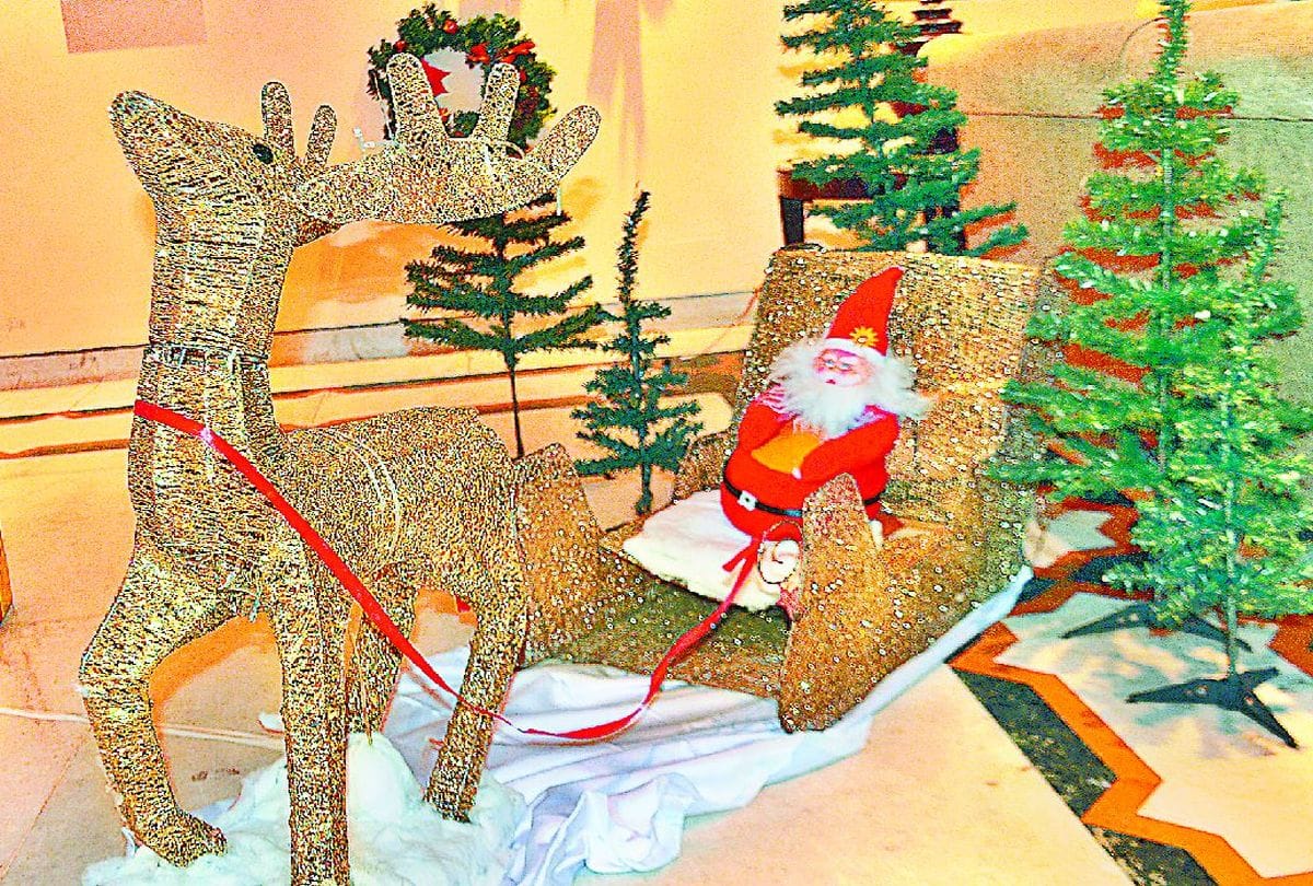 Christmas 2020 know the story of Santa Claus distributing gifts