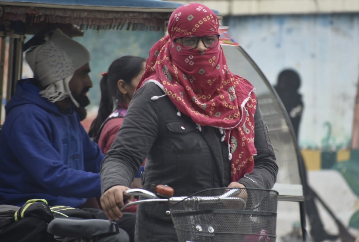 heavy fog and cold in gorakhpur after snowfall in uttarakhand