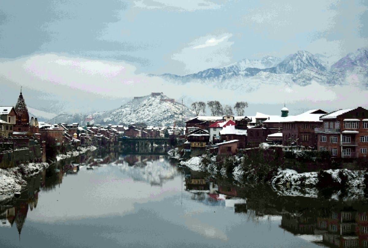 Kashmir Valley again in the grip of cold wave Gulmarg remained the coldest with minus 9.4 temperature