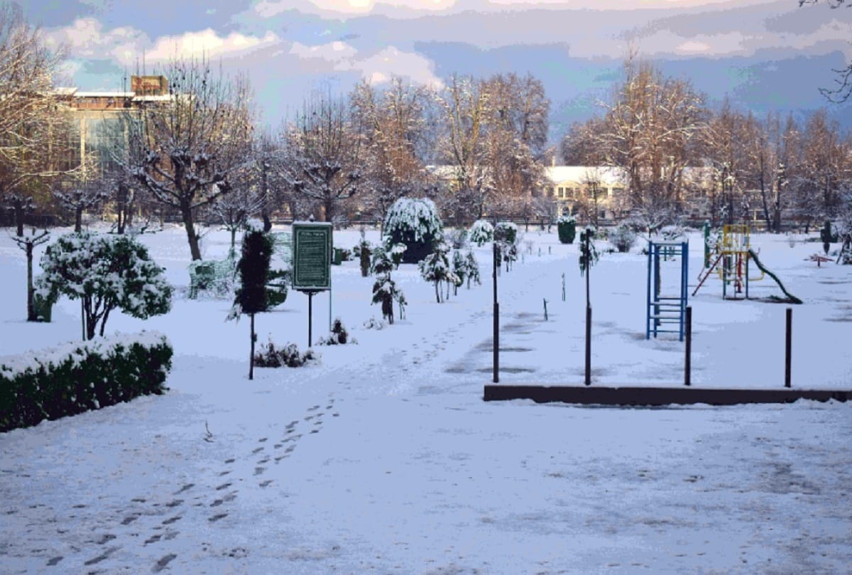jammu kashmir news first snowfall of the season in Trikuta hills and Srinagar
