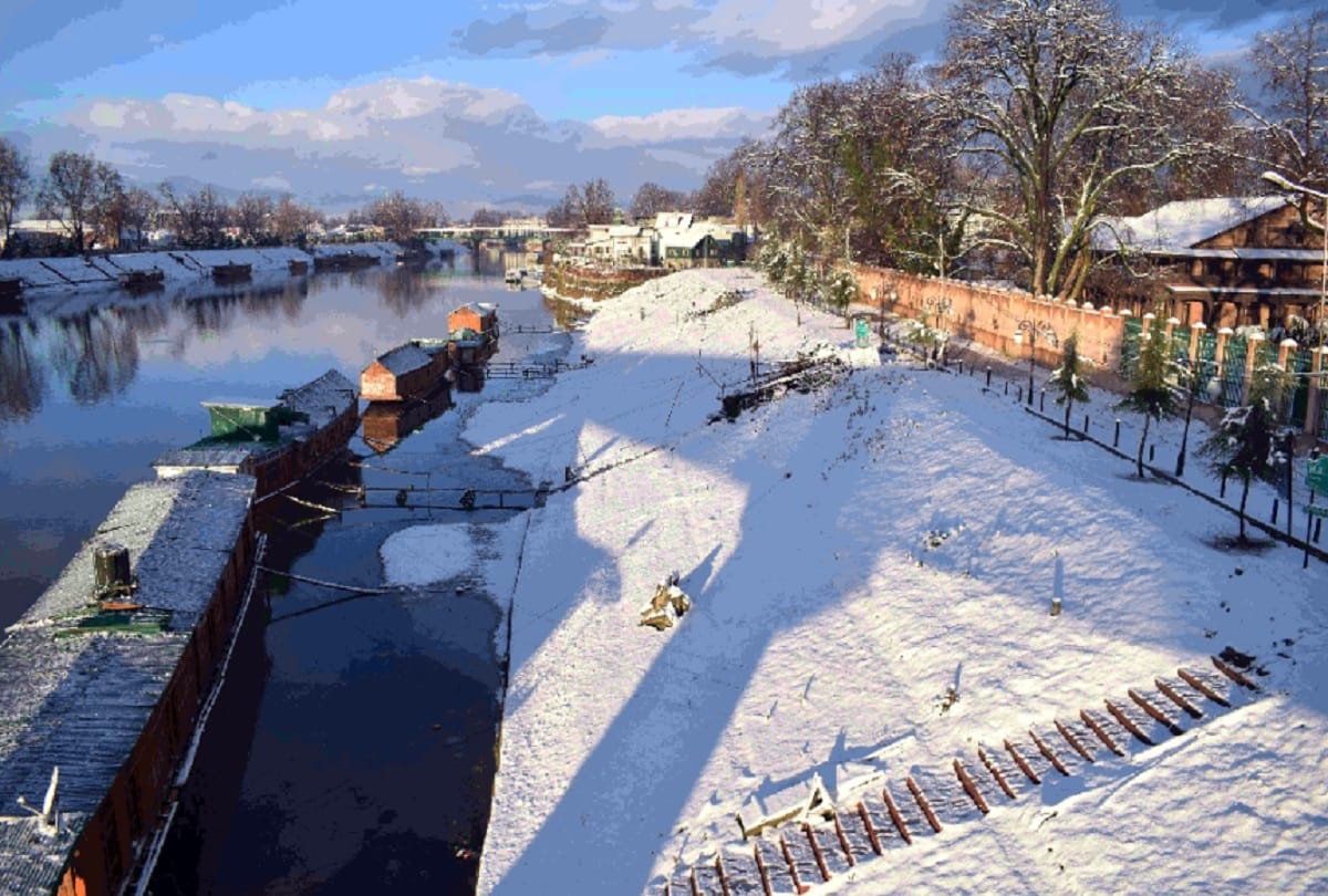jammu kashmir news first snowfall of the season in Trikuta hills and Srinagar