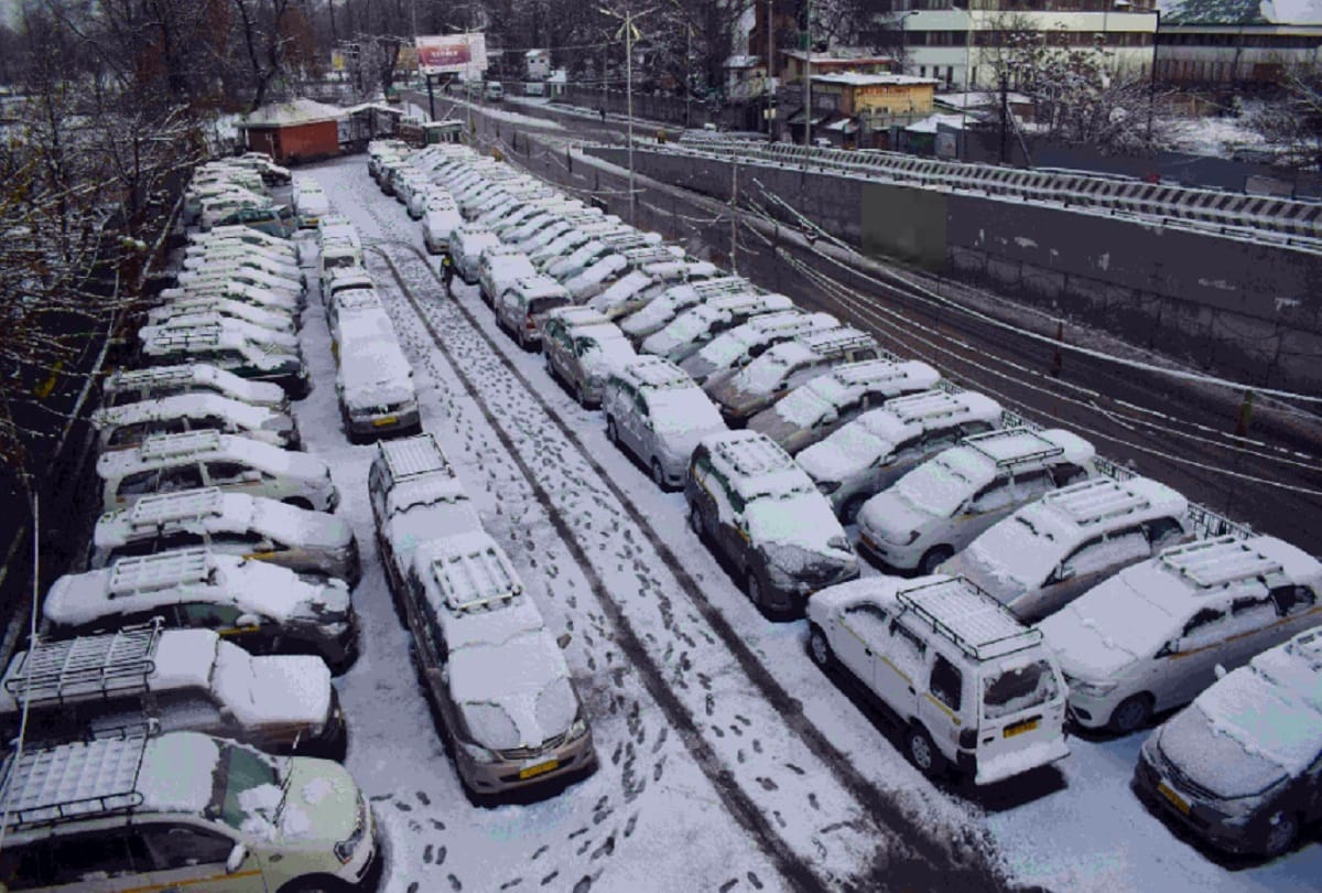 jammu kashmir news first snowfall of the season in Trikuta hills and Srinagar