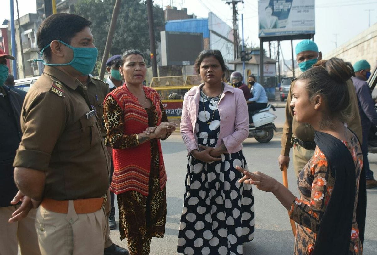 transgenders blocked the way of the groom bride for money in agra