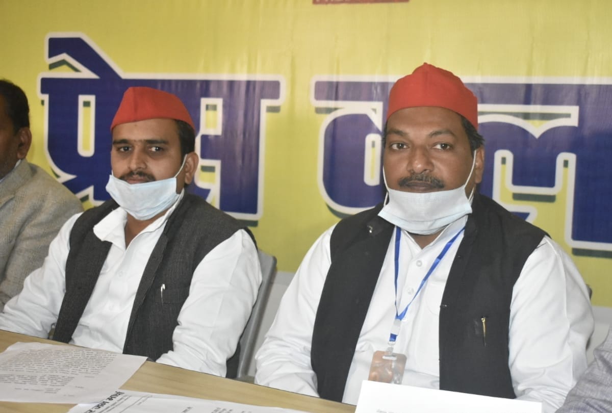 SP workers said atmosphere of undeclared emergency  in gorakhpur  during press conference