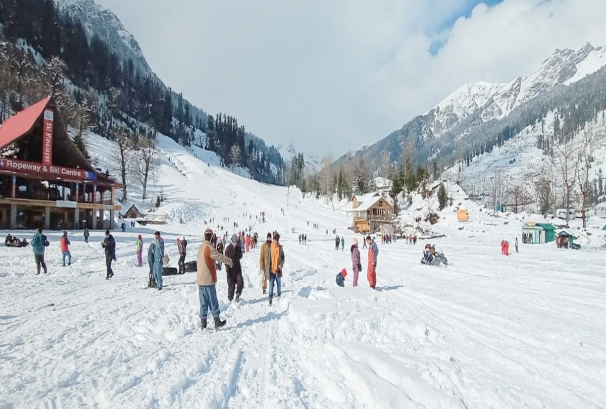 tourist place solanganala Himachal, beautiful valleys laden with snow