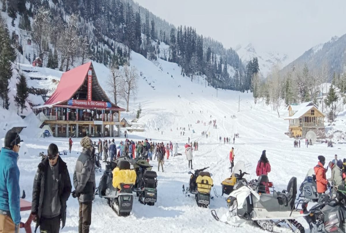 Tourists influx in Himachal pradesh after fresh snowfall, fun in Solang Nala, Up to 40 percent discount on booking in hotels