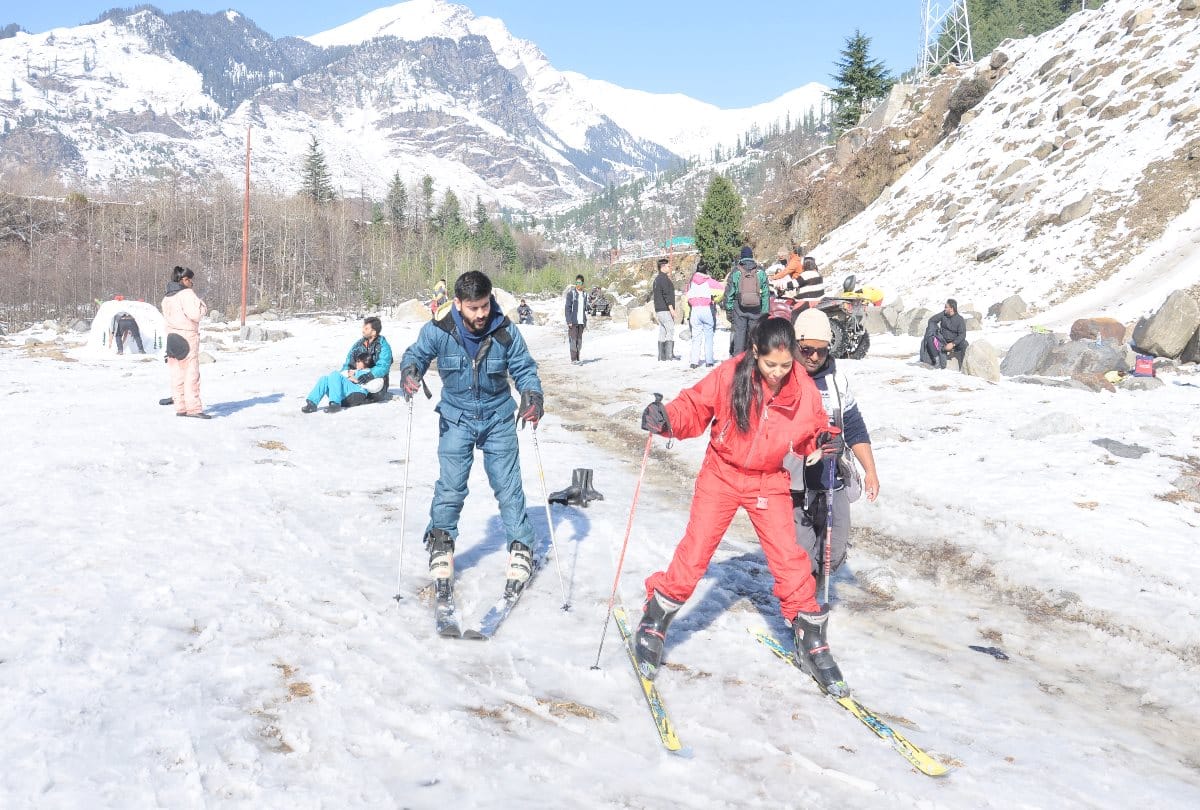 Tourists influx in Himachal pradesh after fresh snowfall, fun in Solang Nala, Up to 40 percent discount on booking in hotels