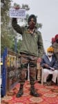 हाथ में पकड़ी तख्ती पर लिखा मेरे पिता किसान, अगर वो आंतकवादी तो मैं भी हूं, छुट्टी पर आया हुआ सैनिक?