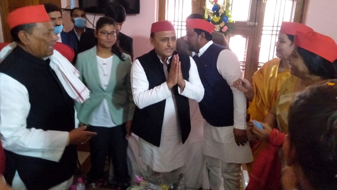 Samajwadi party national president Akhilesh Yadav announcement to support Mamata Banerjee in West Bengal