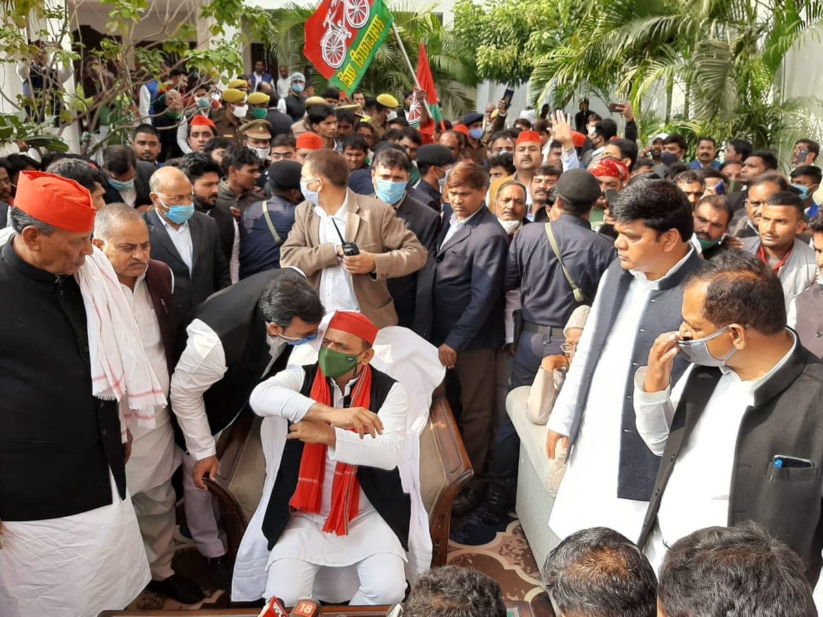 Akhilesh Yadav in Azamgarh: Police siege in Circuit House clashes with police of samajwadi party karyakartas jam in many places in city