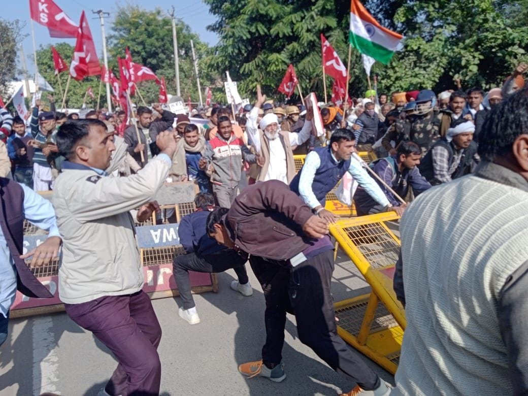 Farmers broke into small secretariat by breaking barricades