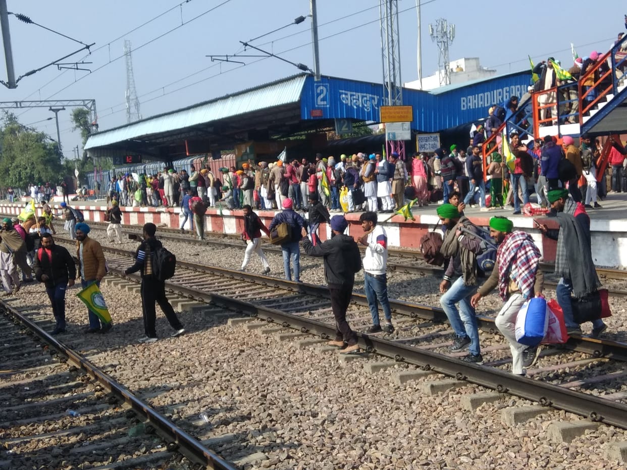 Kisan agitation in full swing, thousands of farmers arrived by trains from Punjab