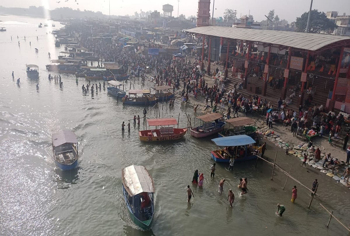 Somvati Amavasya thousands of devotees takes holy dip in river Ganga