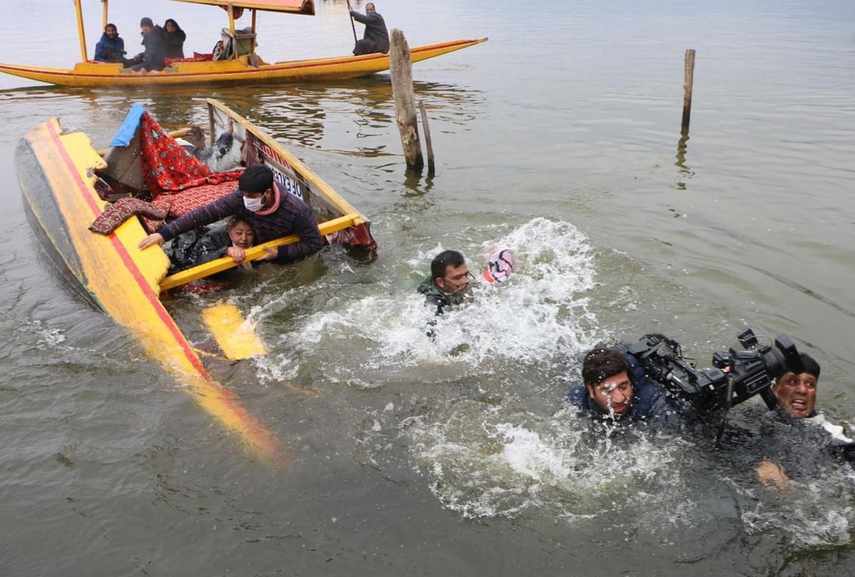 bjp rally on shikara in dal lake boat drown all leaders safe see photos