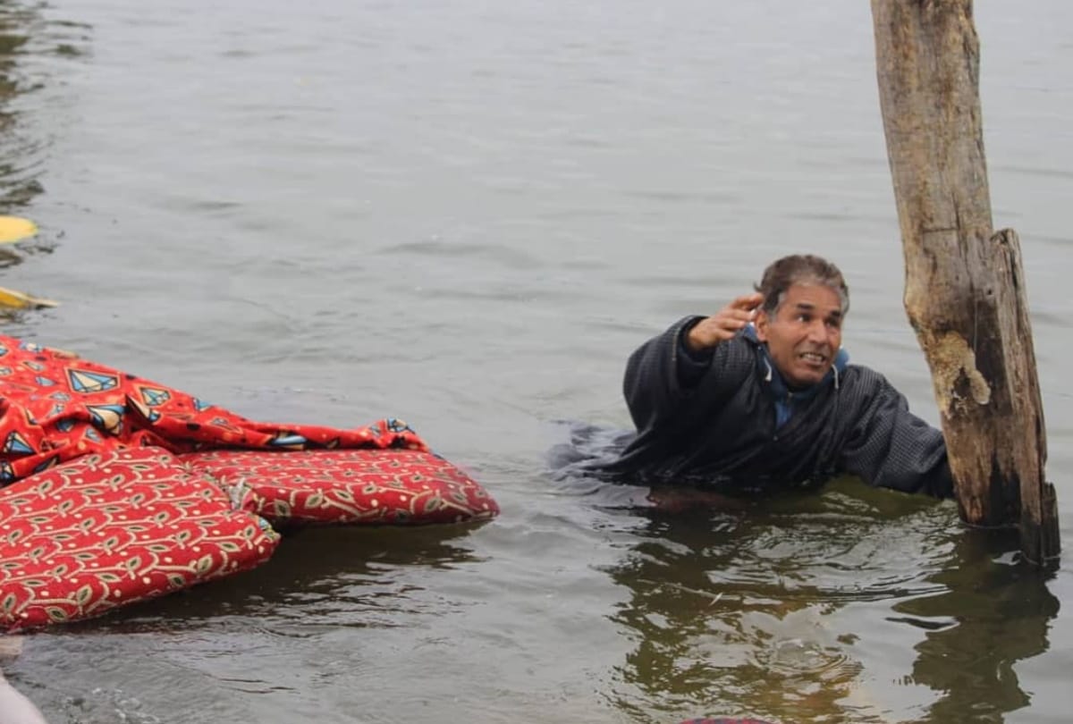 bjp rally on shikara in dal lake boat drown all leaders safe see photos