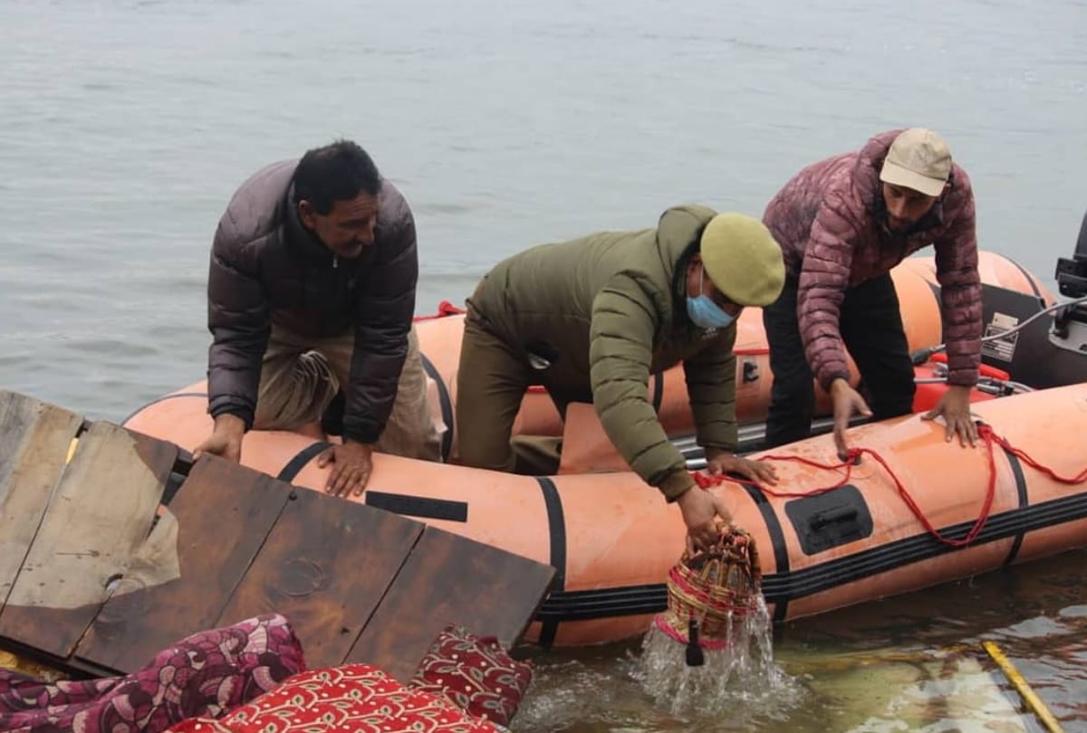 bjp rally on shikara in dal lake boat drown all leaders safe see photos