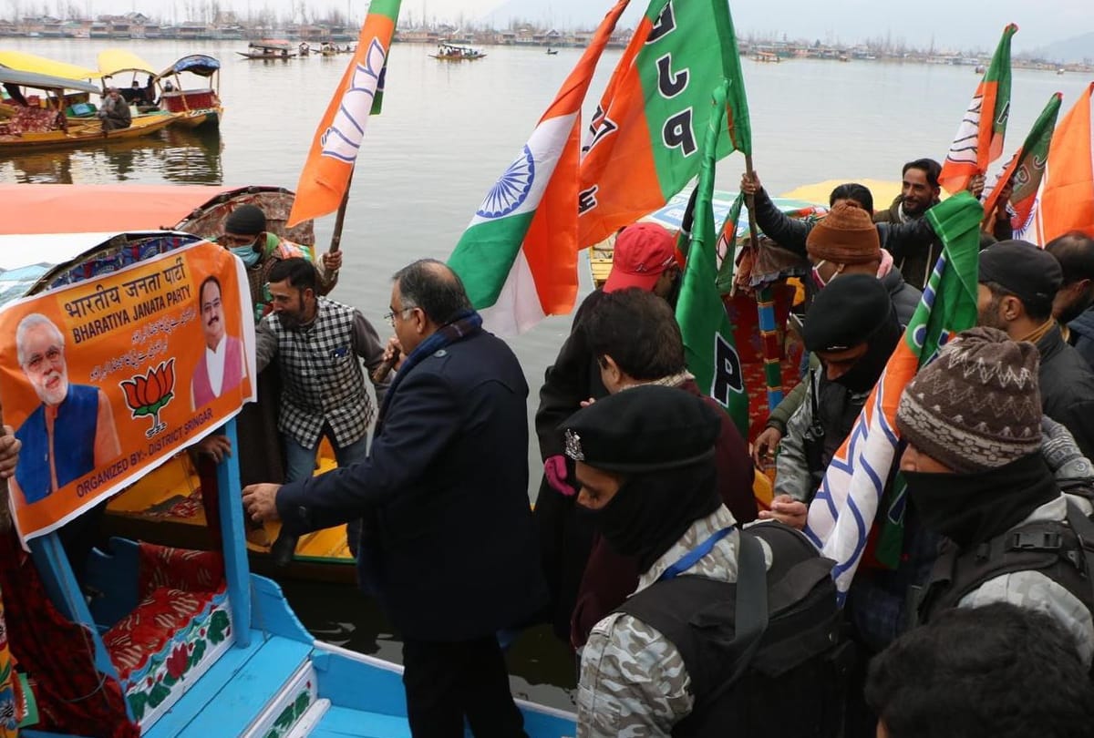 bjp rally on shikara in dal lake boat drown all leaders safe see photos