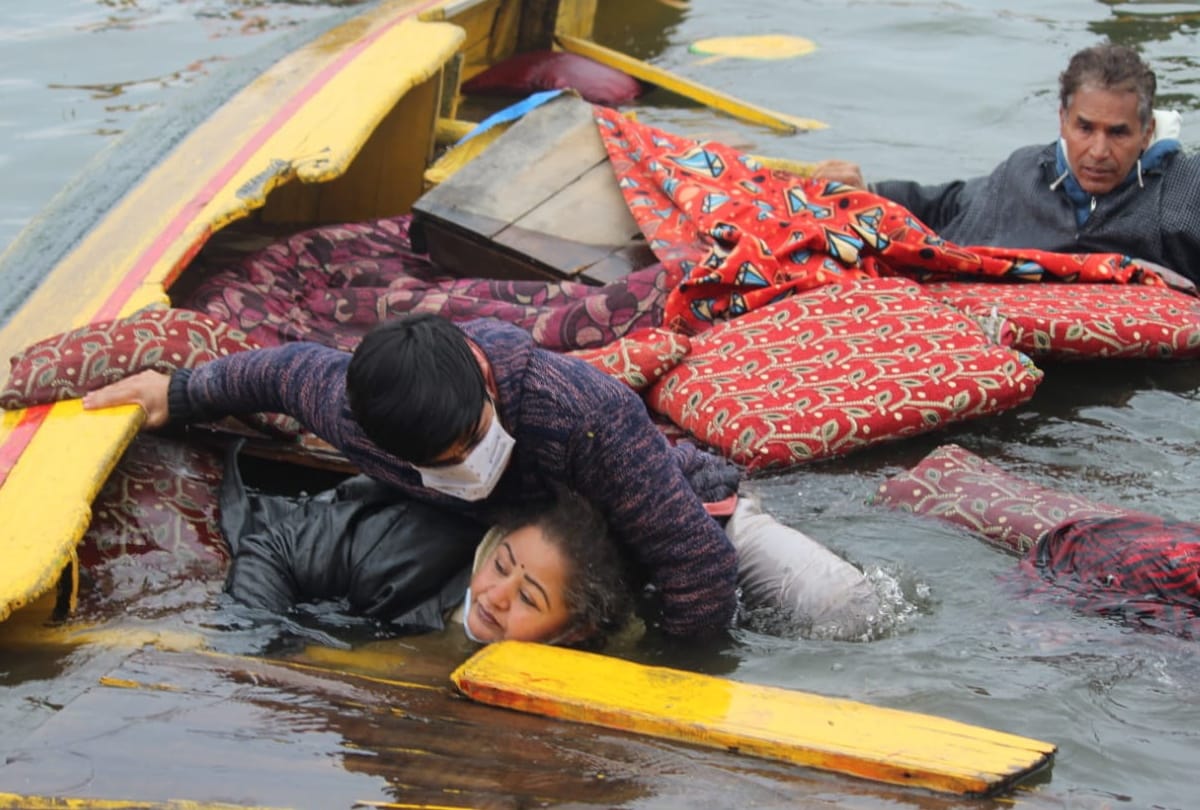 bjp rally on shikara in dal lake boat drown all leaders safe see photos