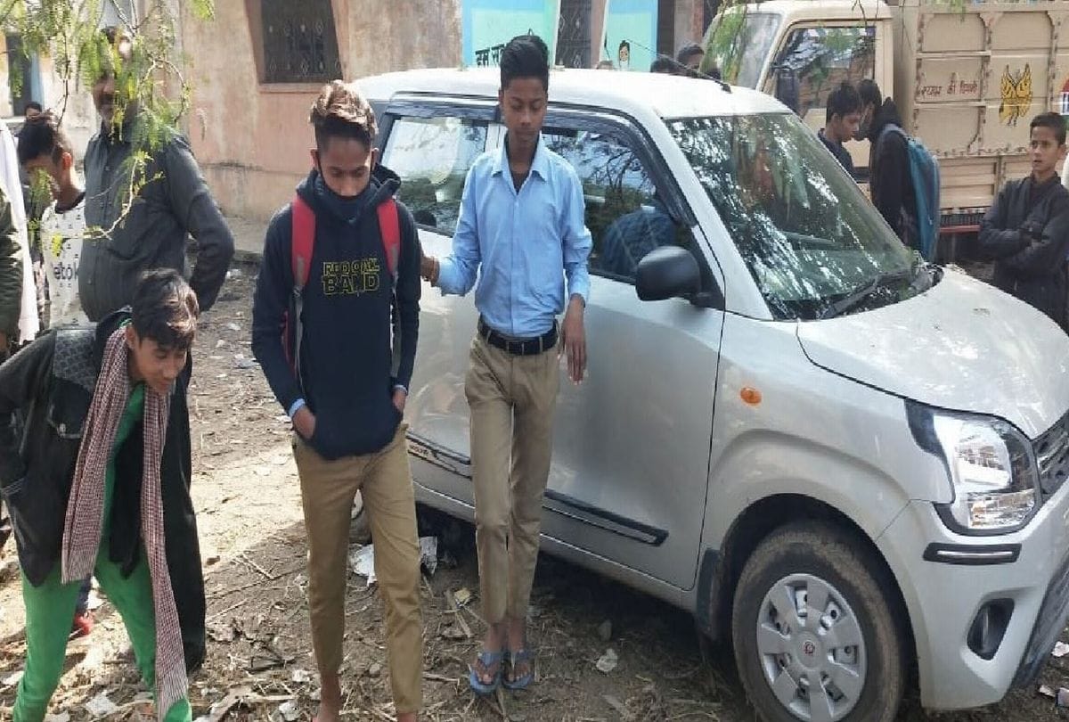 five hundred rupee notes rain down from the tree near bah tehsil agra
