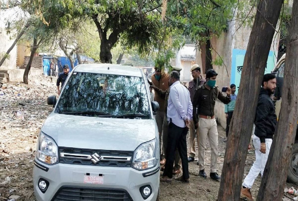 five hundred rupee notes rain down from the tree near bah tehsil agra