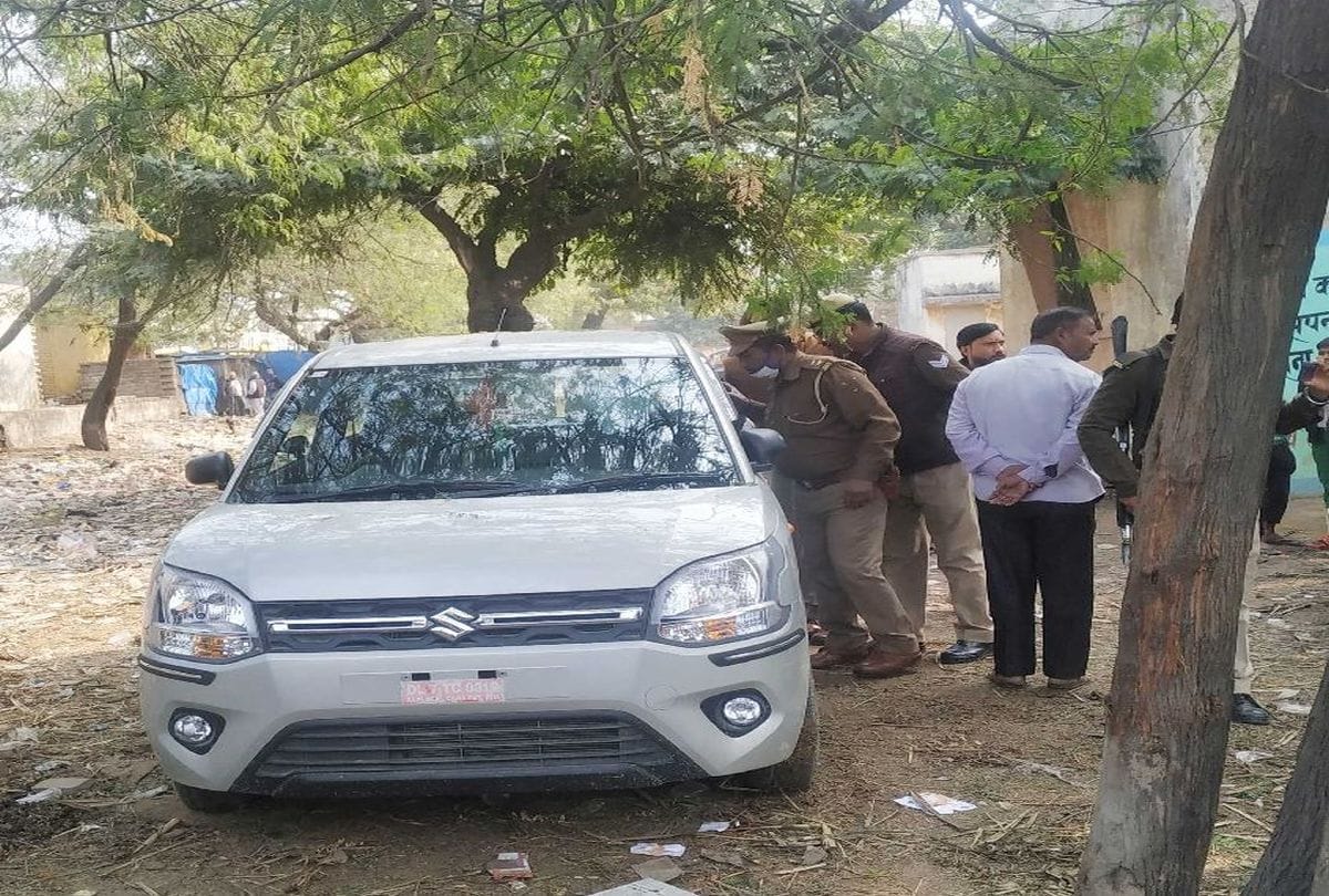 five hundred rupee notes rain down from the tree near bah tehsil agra