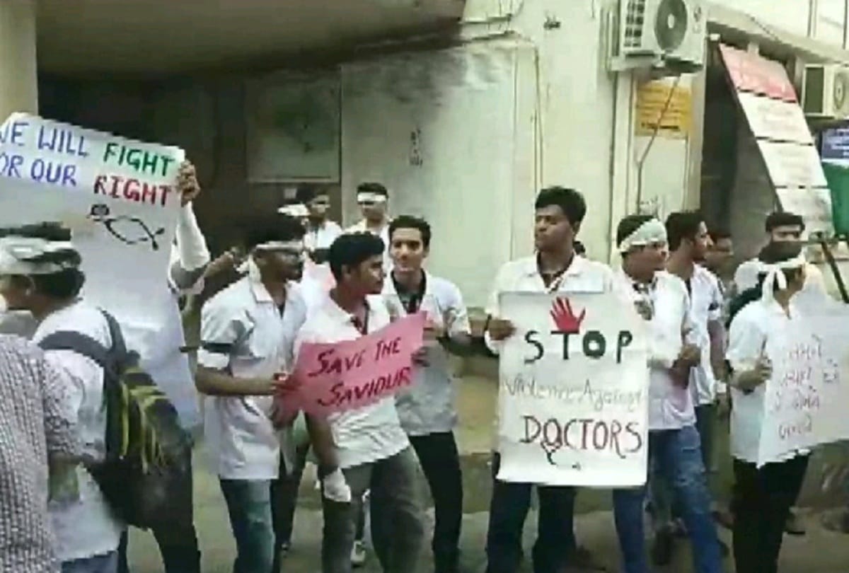 Intern doctors sitting on indefinite strike to demand for increasing stipend in Gujarat