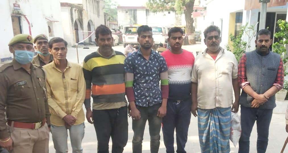 chhedakhaanee ke aaropiyon ko giraphtaar karane pahunchee pulis par patharaav