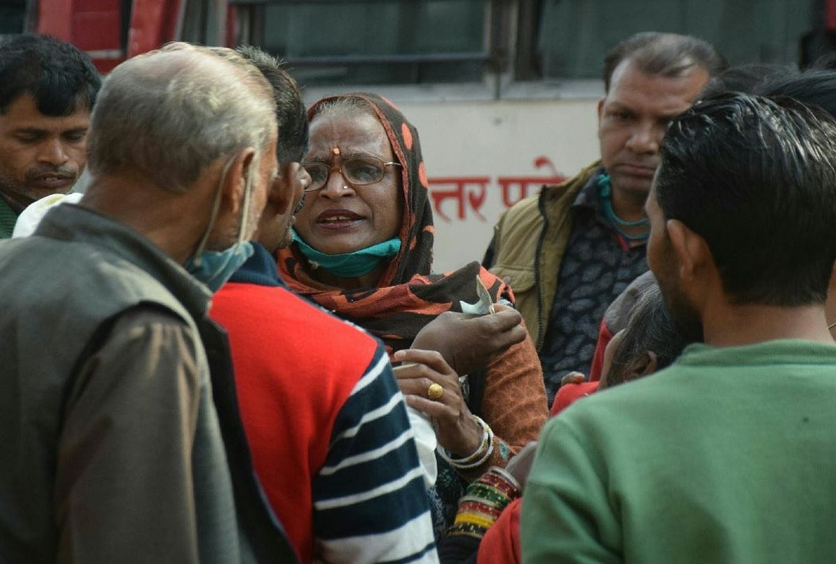 Agra News: Fake Transgender Stoped Bride Car For Money