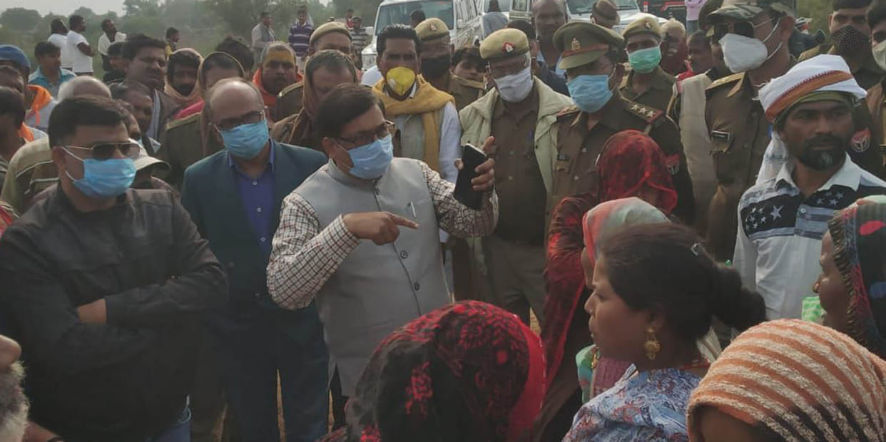 Family members of the injured jammed the mine road