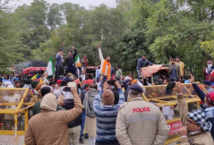 Haryana : Farmers protested against farm laws in district headquarters