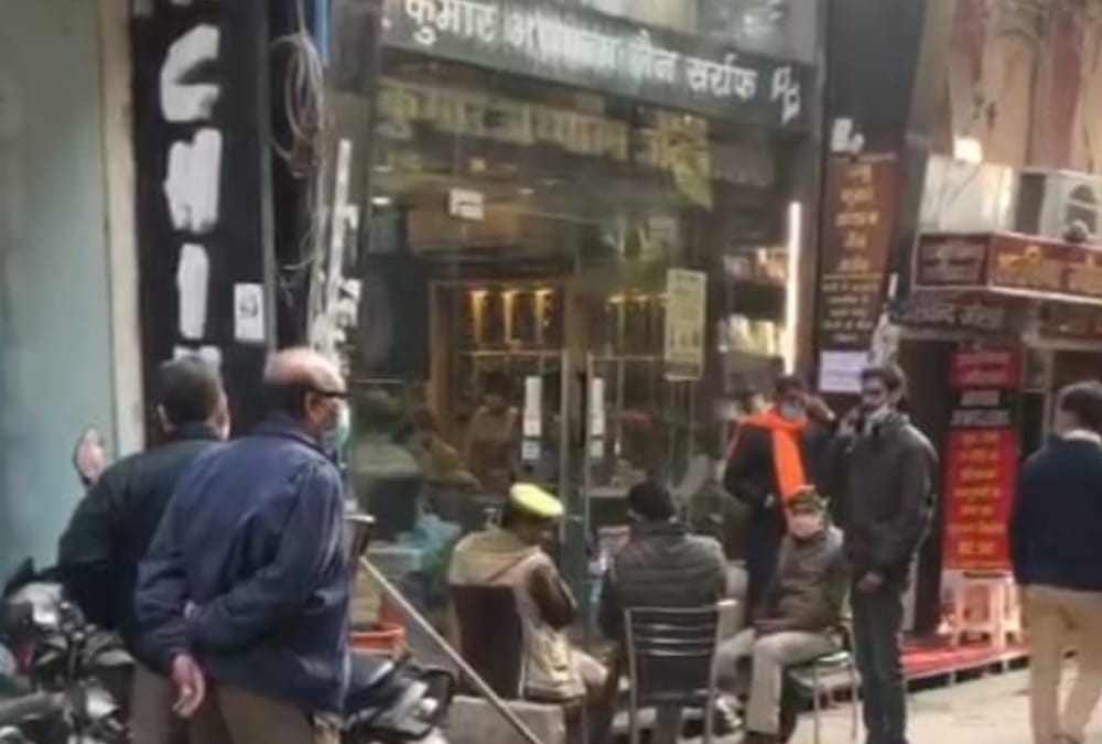 Income tax raids many places in Lucknow.