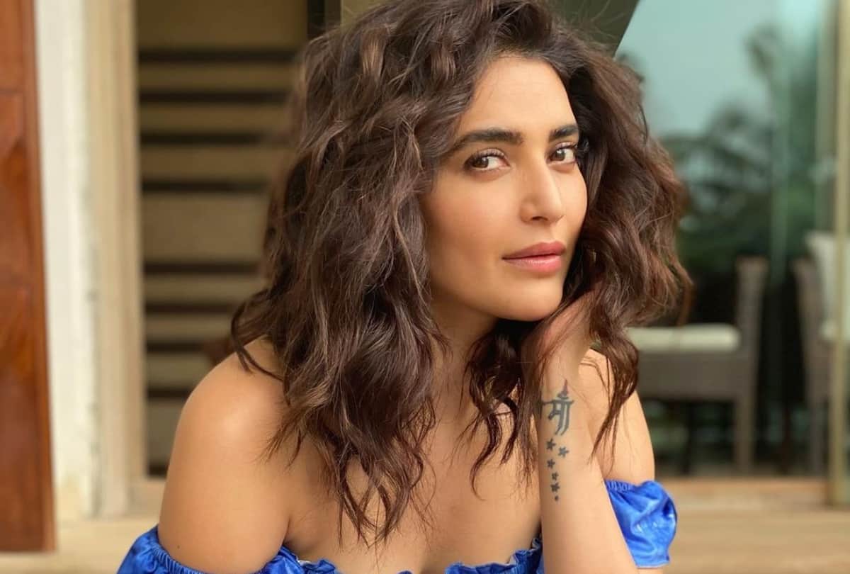 karishma tanna look gorgeous in black ruffle saree with shimmery backless blouse