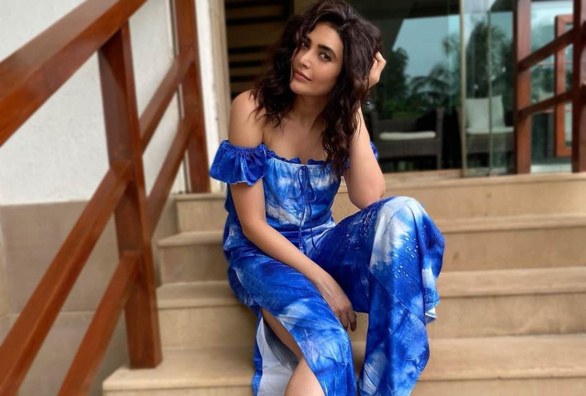 karishma tanna look gorgeous in black ruffle saree with shimmery backless blouse