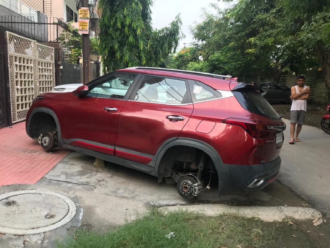 car tyre theft in delhi car battery theft in delhi kia seltos hyundai venue kia sonet car thief