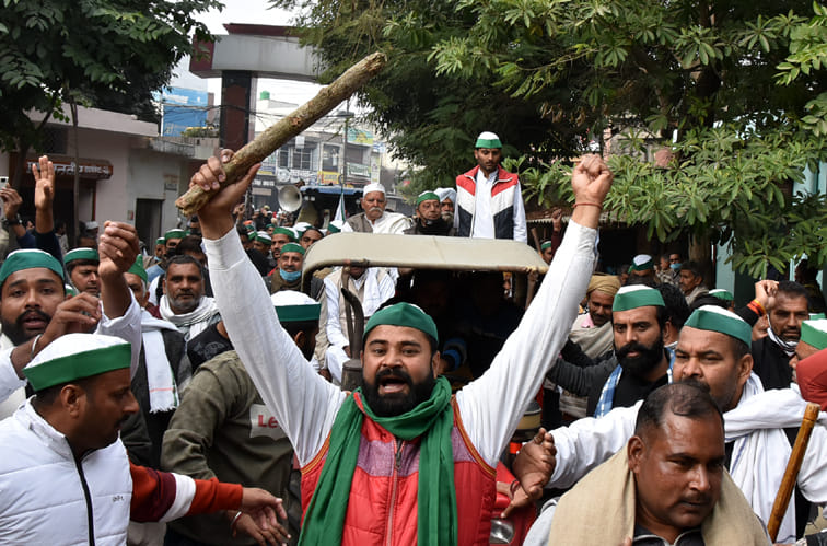 Farmers thronged from Gandhi Park to Collectorate, procession taken out