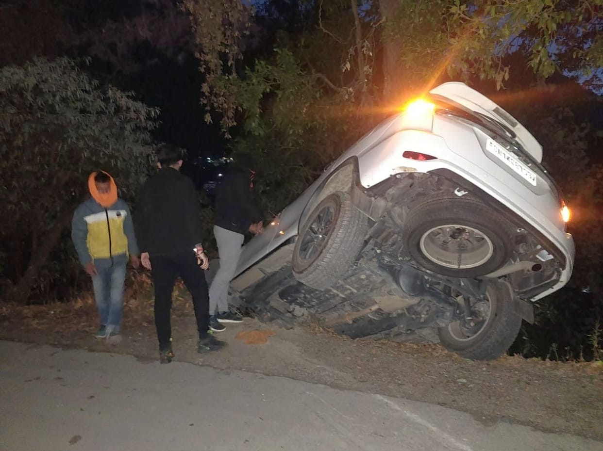 Car of Delhi's tourists rolled on the road