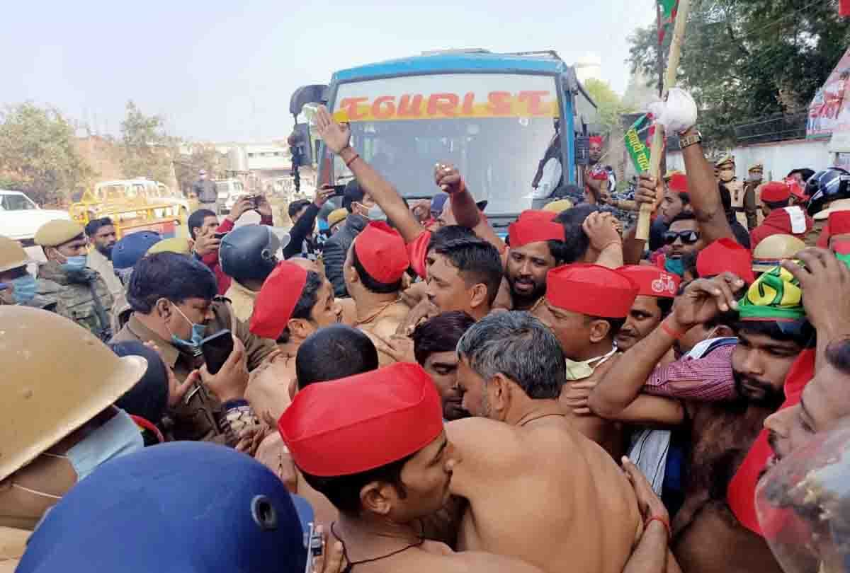 UP: Collectorate becomes police cantonment in Kannauj, SP's protesters protest, arrested